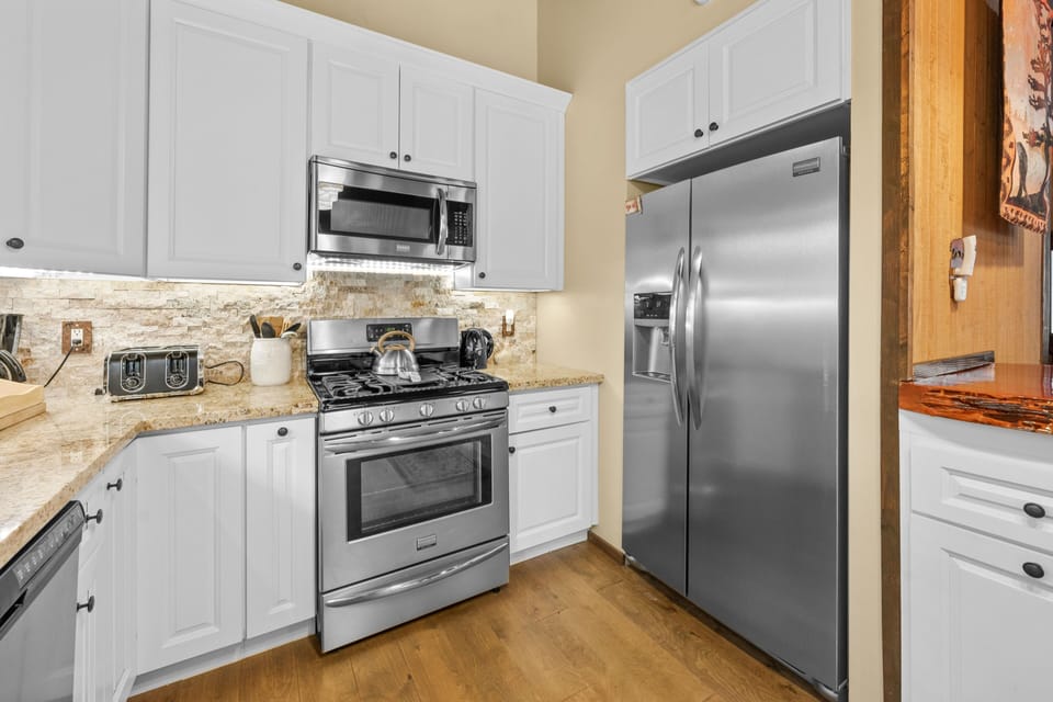 Signature Cabin, 3 Bedrooms, Non Smoking, Kitchen | Private kitchen | Fridge, microwave, oven, stovetop