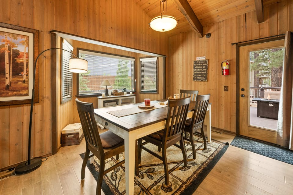Signature Cabin, 3 Bedrooms, Non Smoking, Kitchen | In-room dining
