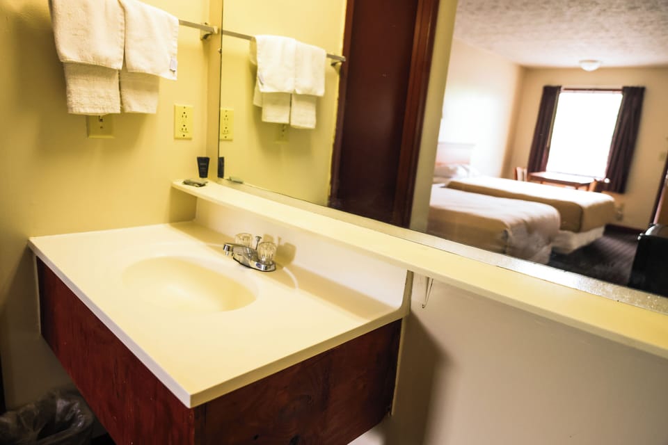 Double or Twin Room | Bathroom | Hair dryer, towels, soap, shampoo