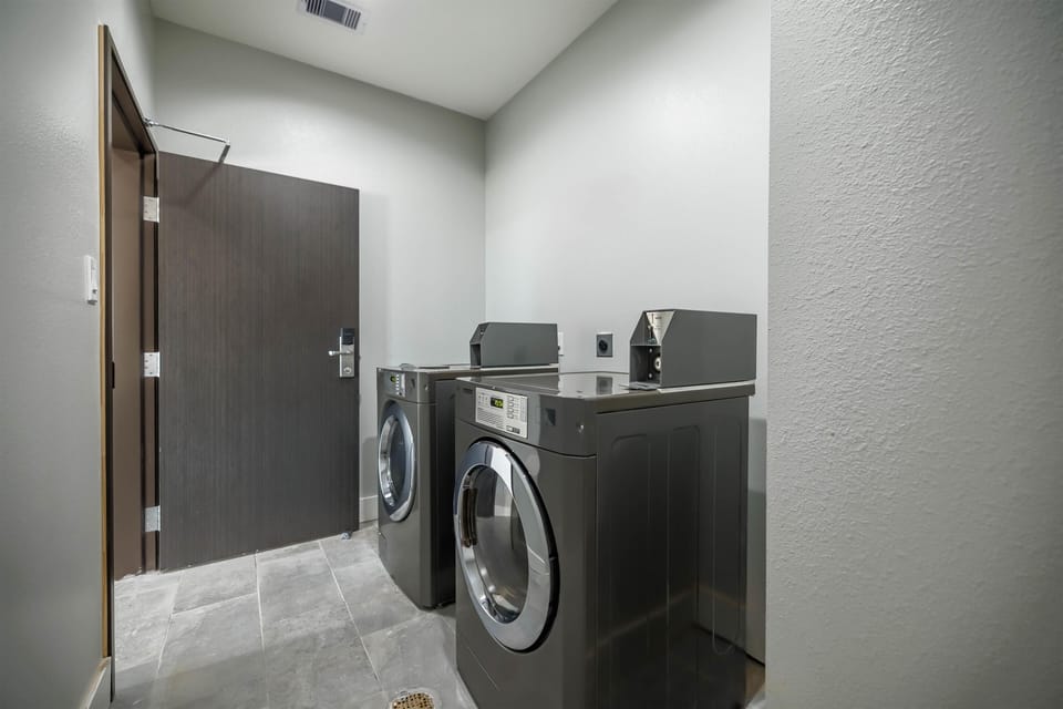 Standard Room, 1 King Bed, Non Smoking, Kitchenette | Laundry
