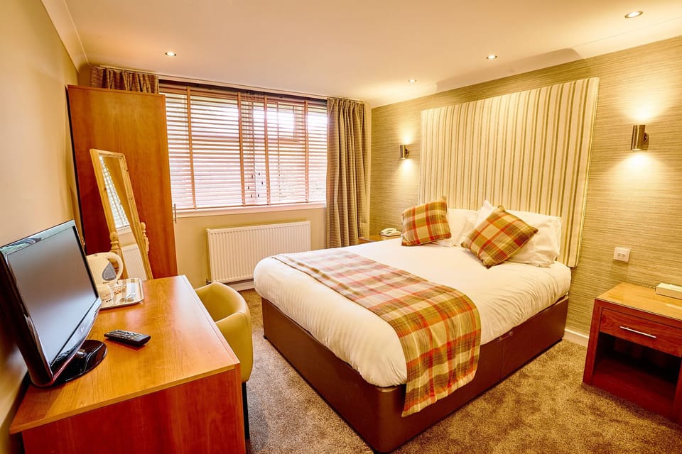 King Room (with Shower) | Desk, laptop workspace, free WiFi, bed sheets