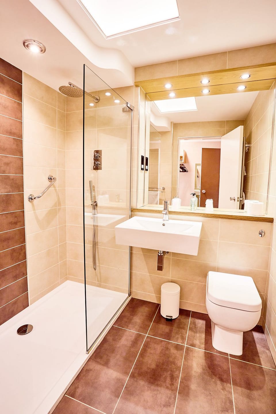 Twin Room (with Shower) | Bathroom amenities | Free toiletries, hair dryer, towels, soap