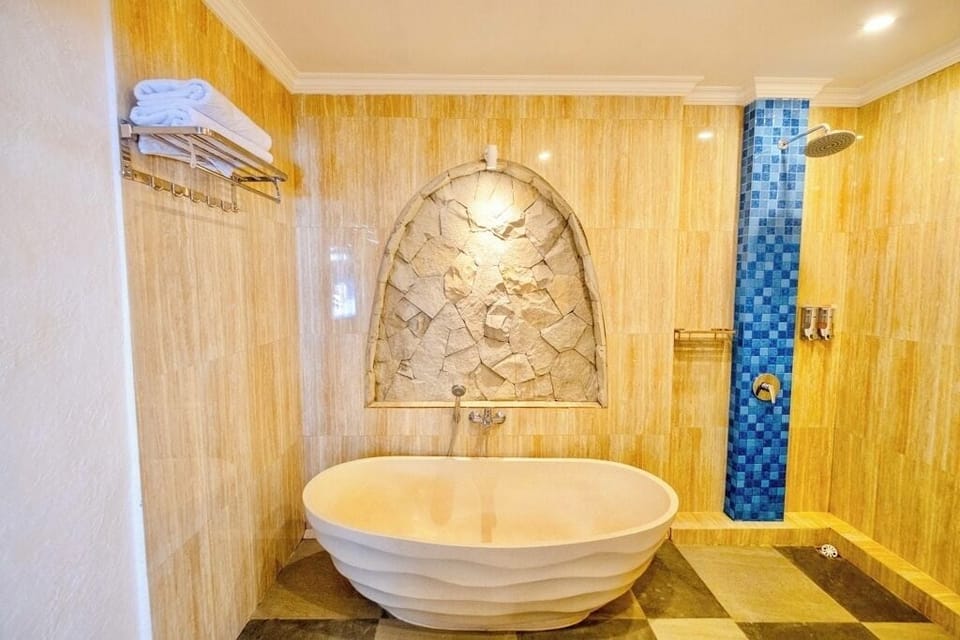 Deluxe Room | Bathroom | Towels, soap, shampoo, toilet paper