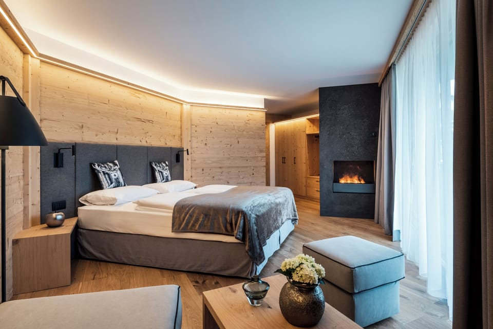 Deluxe Double Room, Mountain View | Minibar, in-room safe, soundproofing, free WiFi