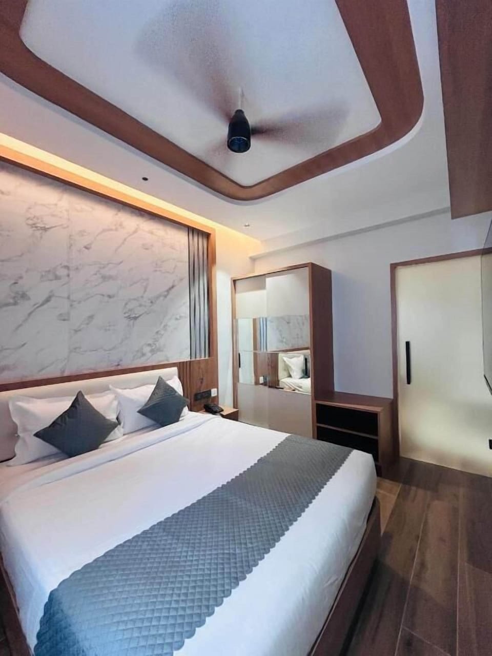 Executive Suite | Desk, free WiFi, bed sheets
