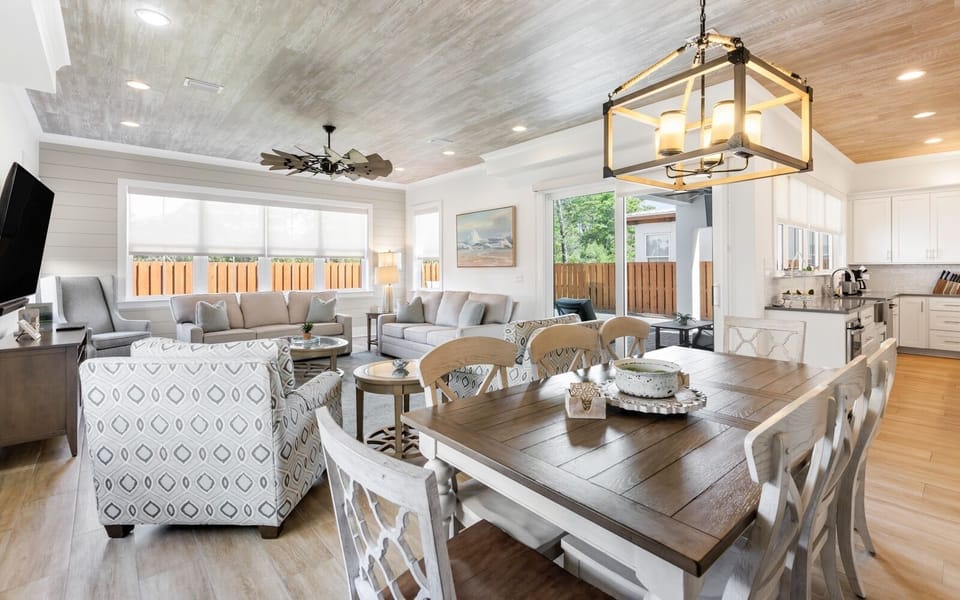 House, Multiple Beds, Pool Access, Pool View (Lynda Lou's) | Living area | 55-inch flat-screen TV with digital channels