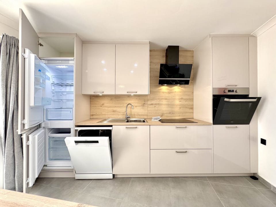 Microwave, oven, dishwasher, coffee/tea maker