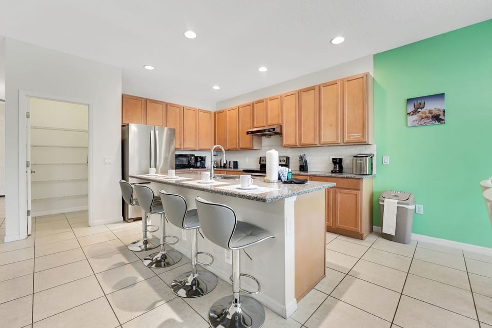 House, 6 Bedrooms | Private kitchen | Fridge, oven, coffee/tea maker, toaster
