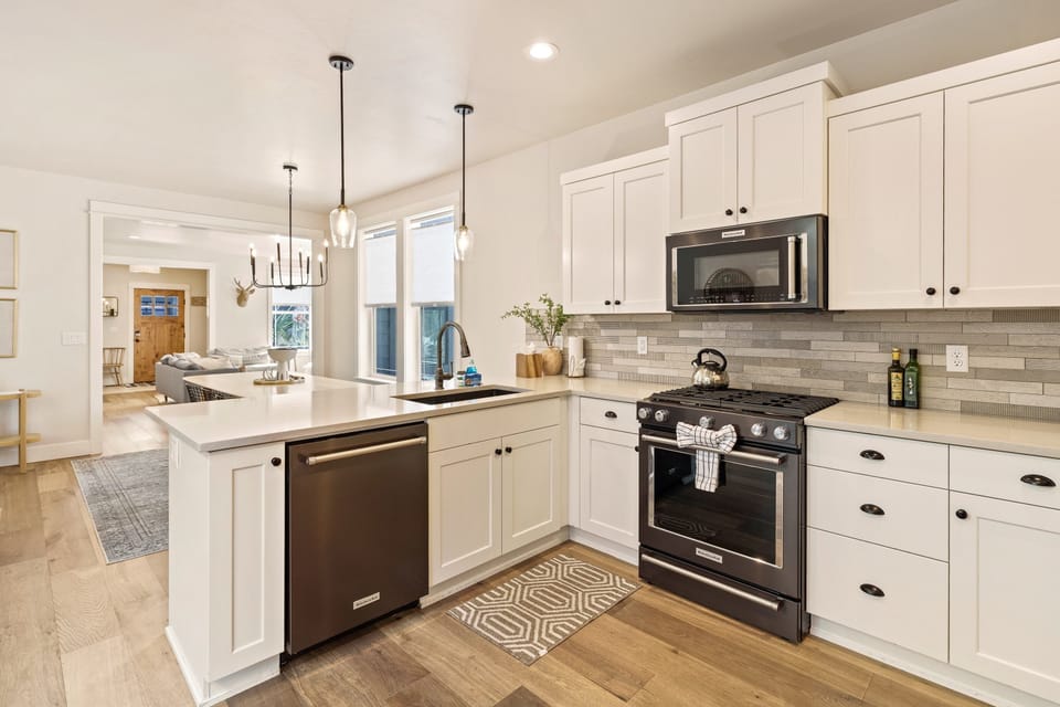 House, 4 Bedrooms | Private kitchen | Fridge, oven, coffee/tea maker, toaster