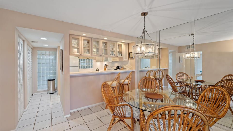 Condo, 2 Bedrooms | Dining