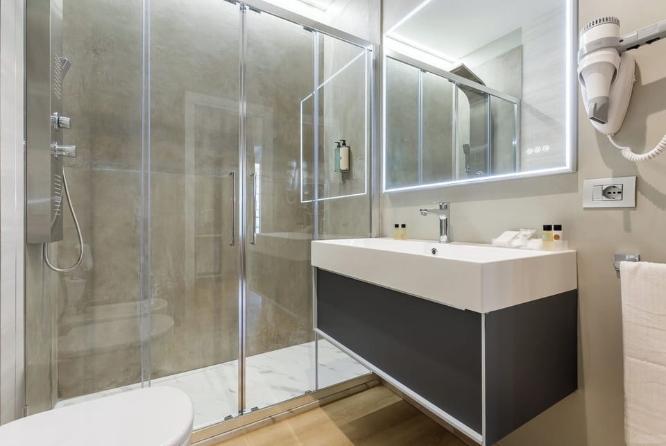 King Size Family | Bathroom | Bathtub, slippers, towels, soap