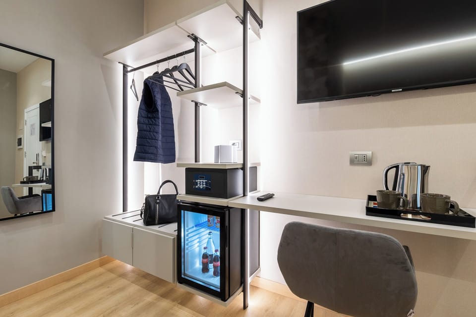 Queen Size Room | Minibar, in-room safe, soundproofing, iron/ironing board