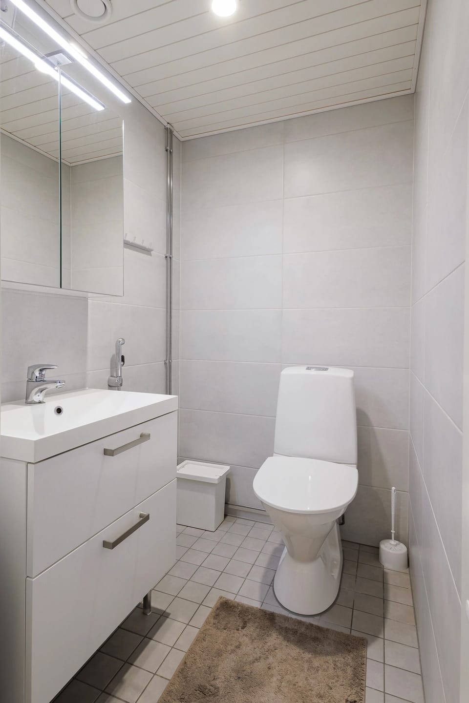 Spacious 2BR Apt - Lake View & Sauna Apartment in Finland