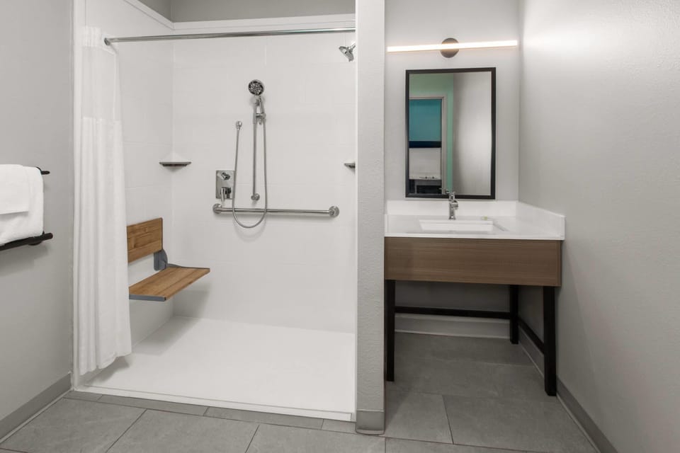 Room, 2 Queen Beds, Mobility Accessible, Non Smoking (Bathtub W/grab Bars) | Accessible bathroom