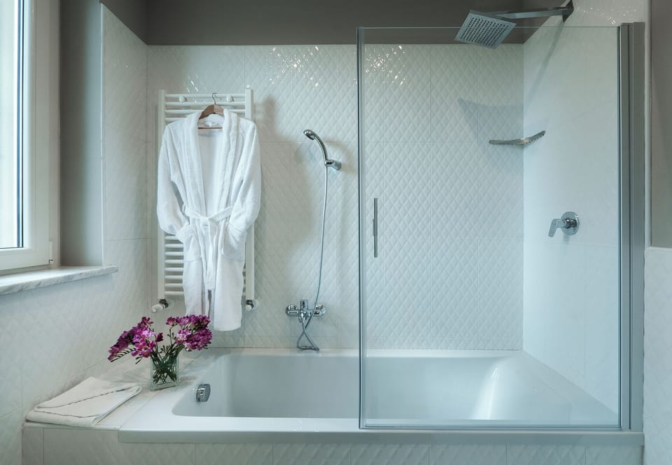 Executive Double or Twin Room (no smoking) | Bathroom | Rainfall showerhead, hair dryer, bidet, towels
