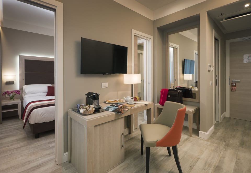 Junior Suite, Garden View (no smoking) | In-room business center