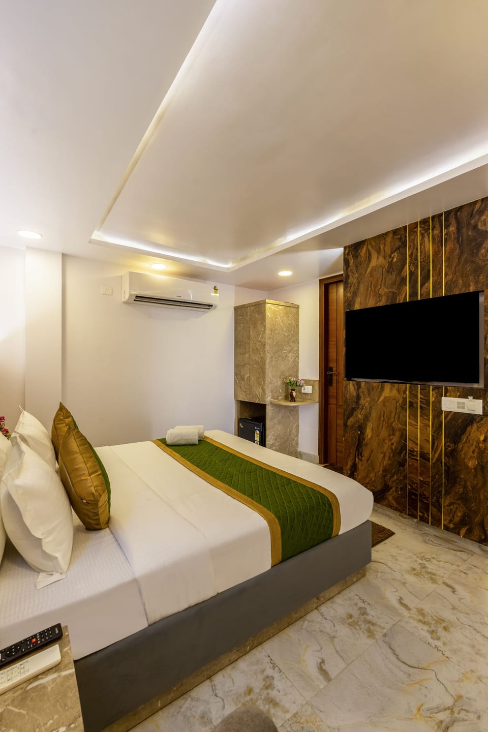 Deluxe Double Room | Desk, laptop workspace, soundproofing, iron/ironing board