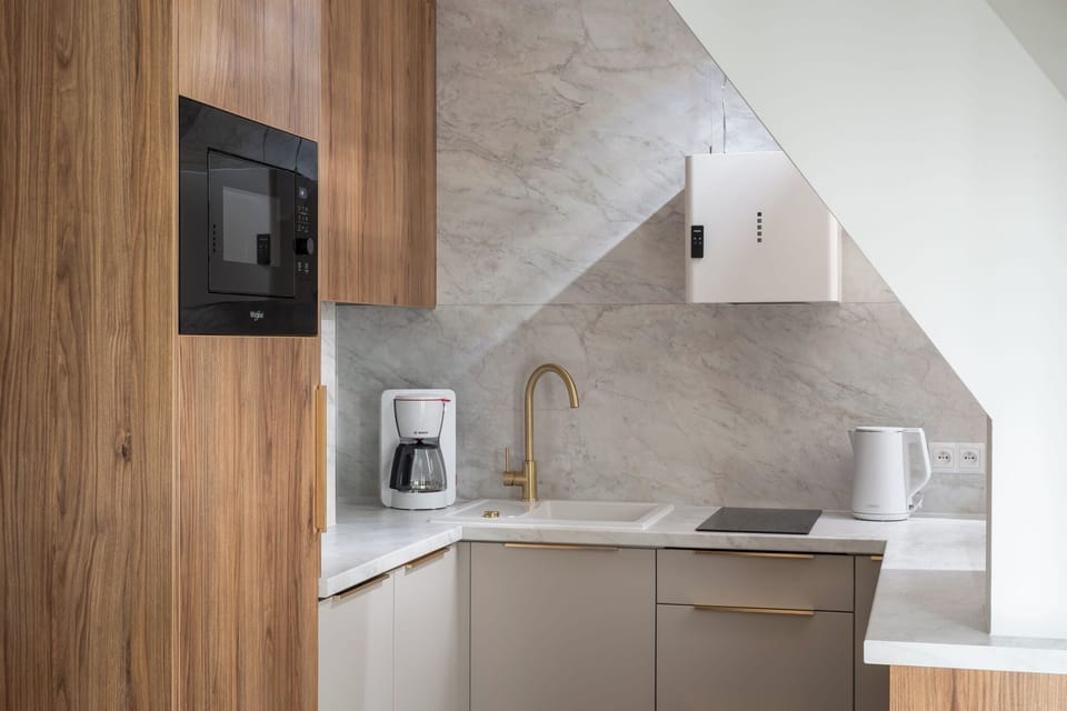 Deluxe Suite, Balcony | Private kitchenette | Electric kettle