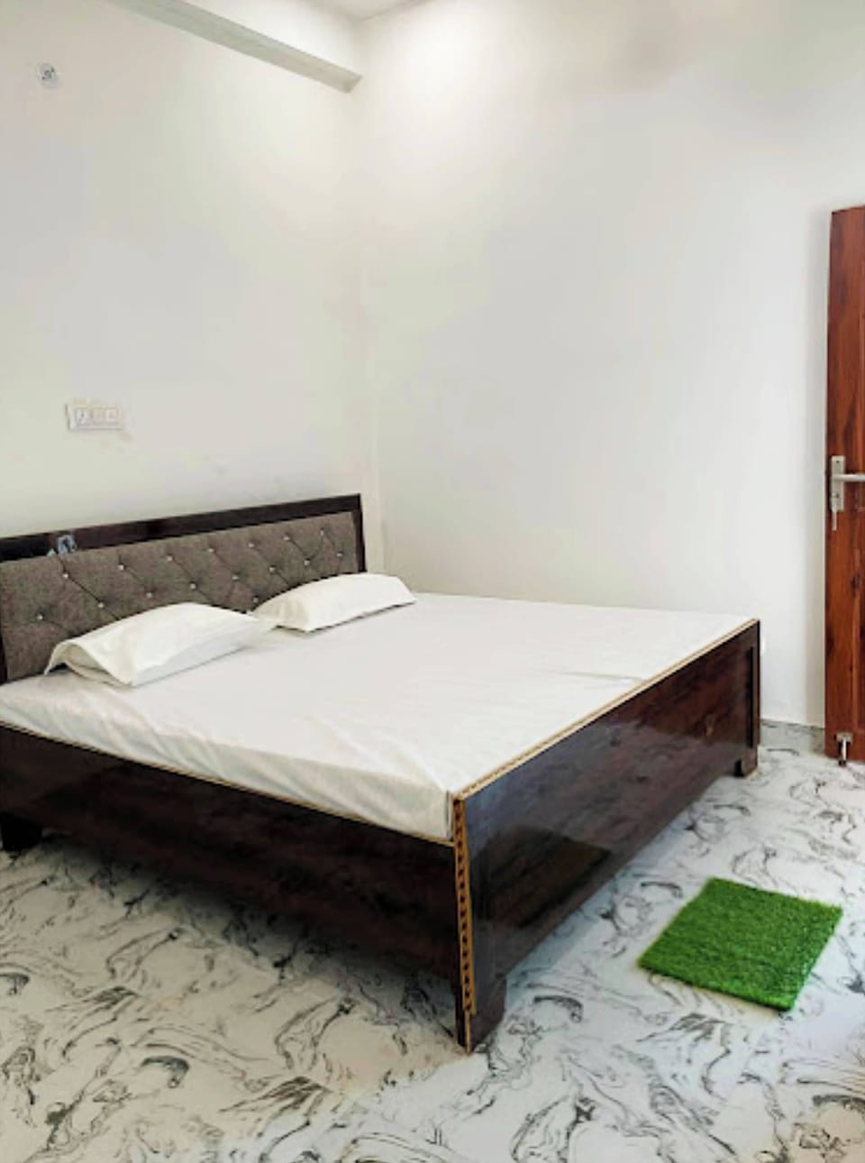 Deluxe Double Room, Air conditioning | Hypo-allergenic bedding, in-room safe, desk, soundproofing