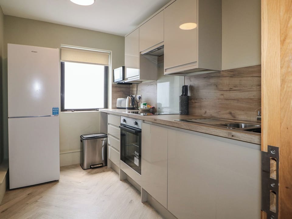 Fridge, cookware/dishes/utensils