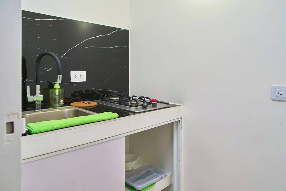 Deluxe Studio, City View | Private kitchen