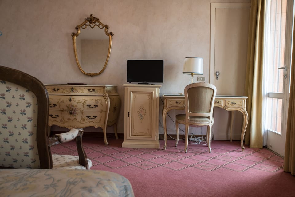 Family Room (Quadrupla) | Down comforters, minibar, in-room safe, desk