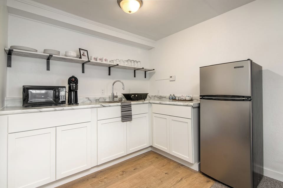 Superior Studio Suite | Private kitchen | Full-size fridge, microwave, coffee/tea maker