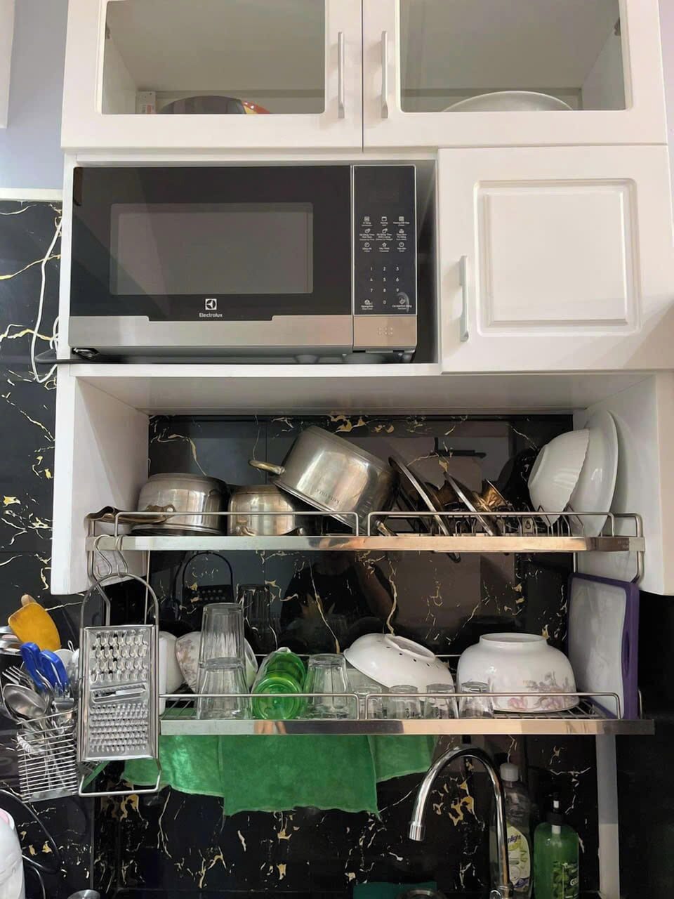 Family Apartment, 3 Bedrooms, Balcony, City View | Private kitchen | Fridge, microwave, oven, stovetop