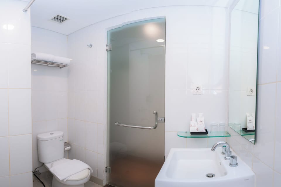 Superior King Room | Bathroom | Shower, hair dryer, slippers, towels