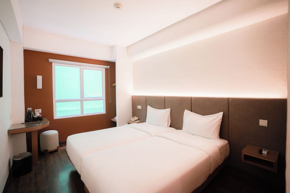 Superior Twin Room | Desk, laptop workspace, iron/ironing board, free cribs/infant beds