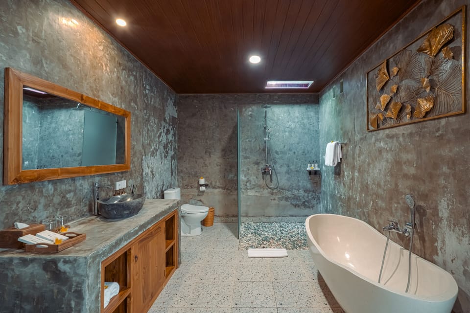 Deluxe Suite, Garden View | Bathroom | Hair dryer, slippers, towels, soap