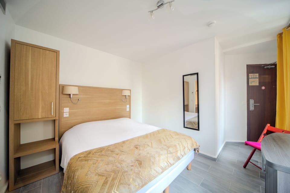 Select Comfort beds, in-room safe, desk, soundproofing