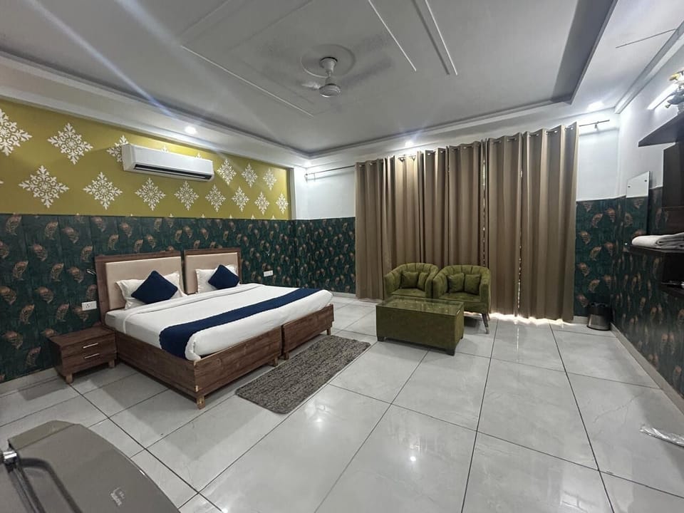 Superior Double Room, Balcony, City View | Desk, laptop workspace, blackout drapes, soundproofing