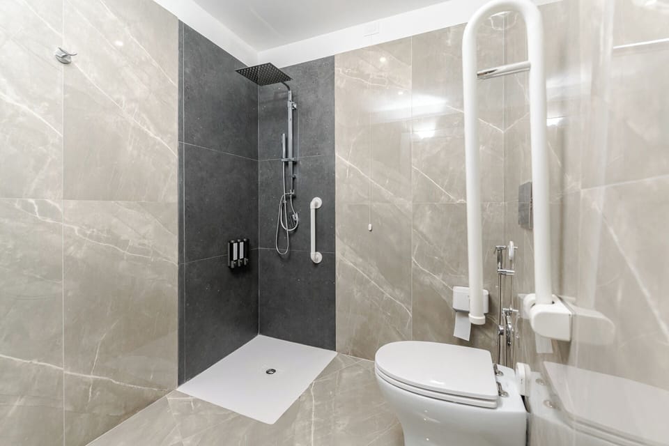 Deluxe Double Room, Balcony | Bathroom | Hair dryer, towels, soap, shampoo