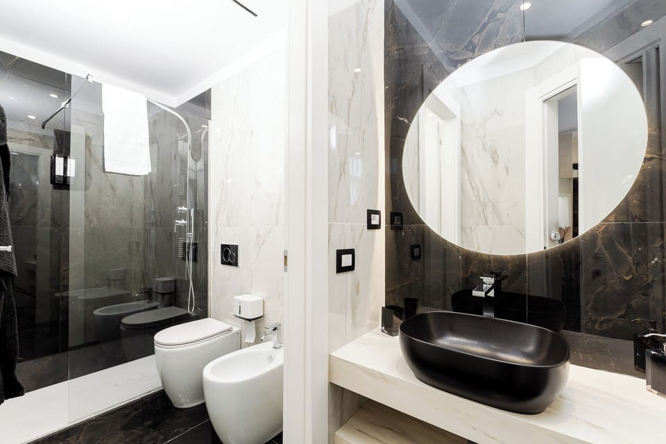 Deluxe Suite, Balcony, City View | Bathroom | Hair dryer, towels, soap, shampoo