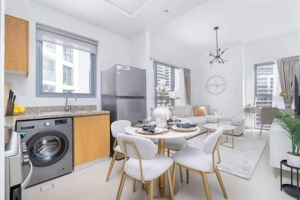 Luxury Apartment, City View | In-room dining