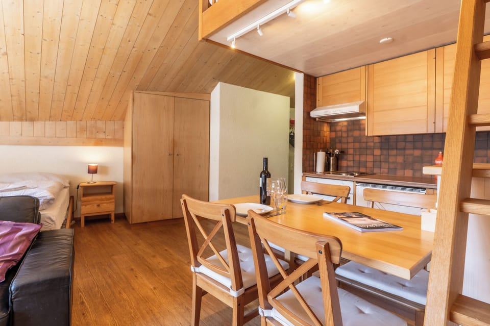 Basic Apartment, Balcony, Mountain View | Living area