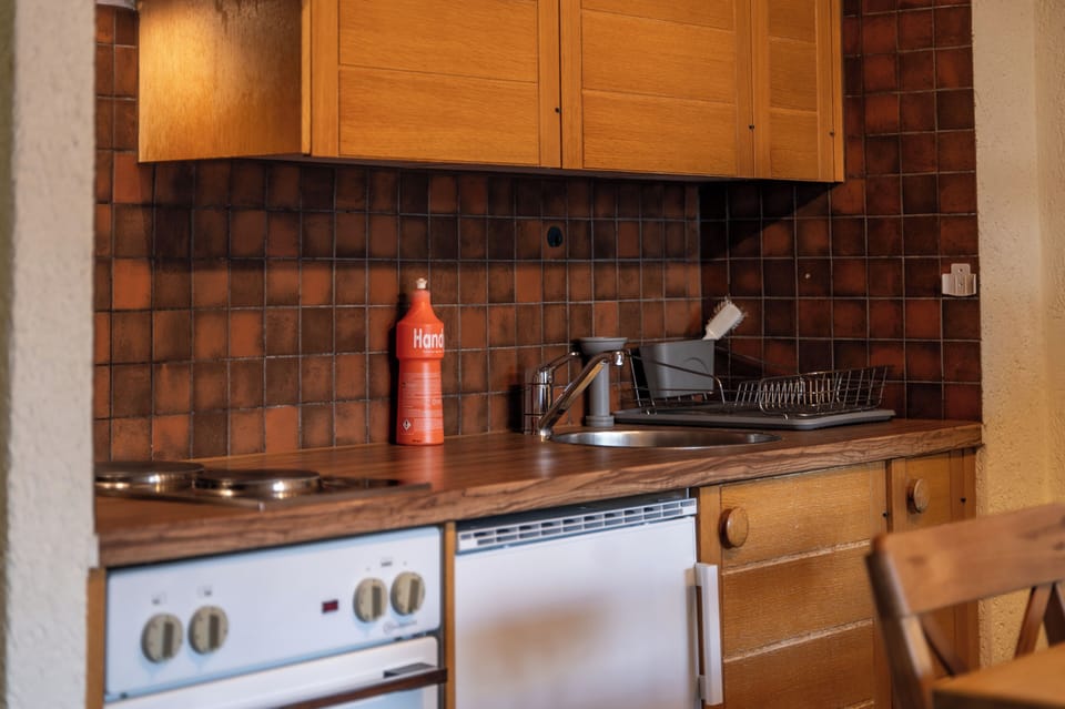 Basic Apartment, Balcony, Mountain View | Private kitchen | Fridge, oven, stovetop, cookware/dishes/utensils
