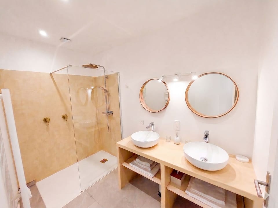 Superior Double Room | Bathroom | Hair dryer, towels, toilet paper