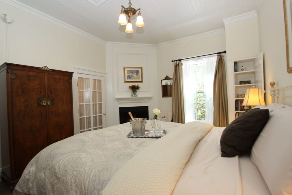 Room (San Simeon) | Premium bedding, individually decorated, individually furnished