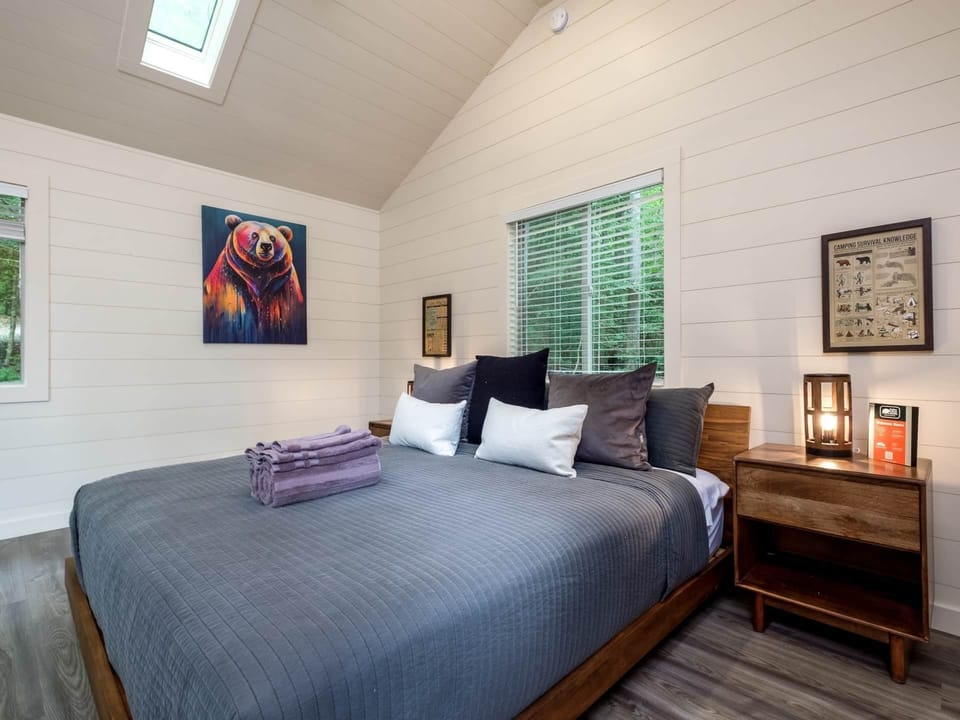 Deluxe Cabin, River View | Free WiFi, bed sheets