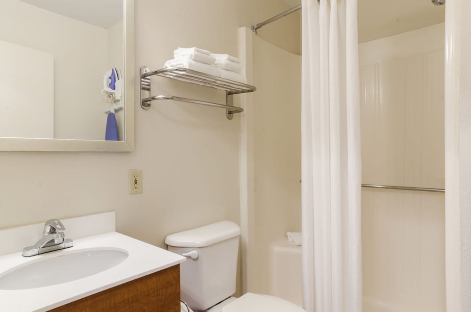 Shower, towels