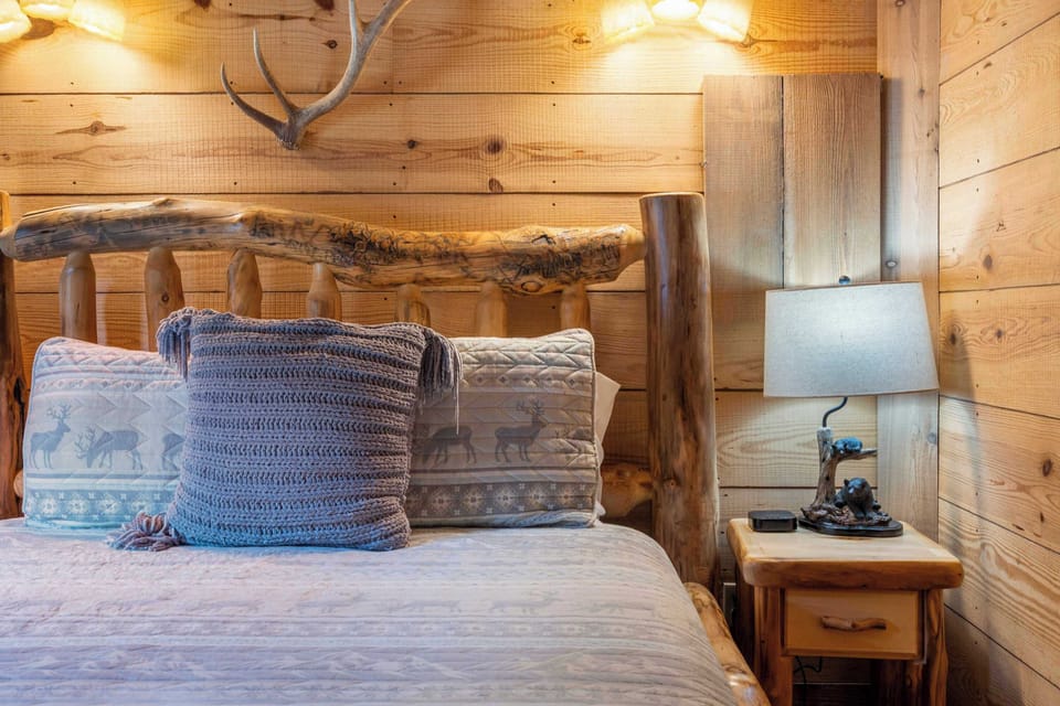 Cabin, 1 Queen Bed with Sofa bed, Hot Tub, Mountain View (Antlers Lodge) | 1 bedroom, individually decorated, individually furnished, bed sheets