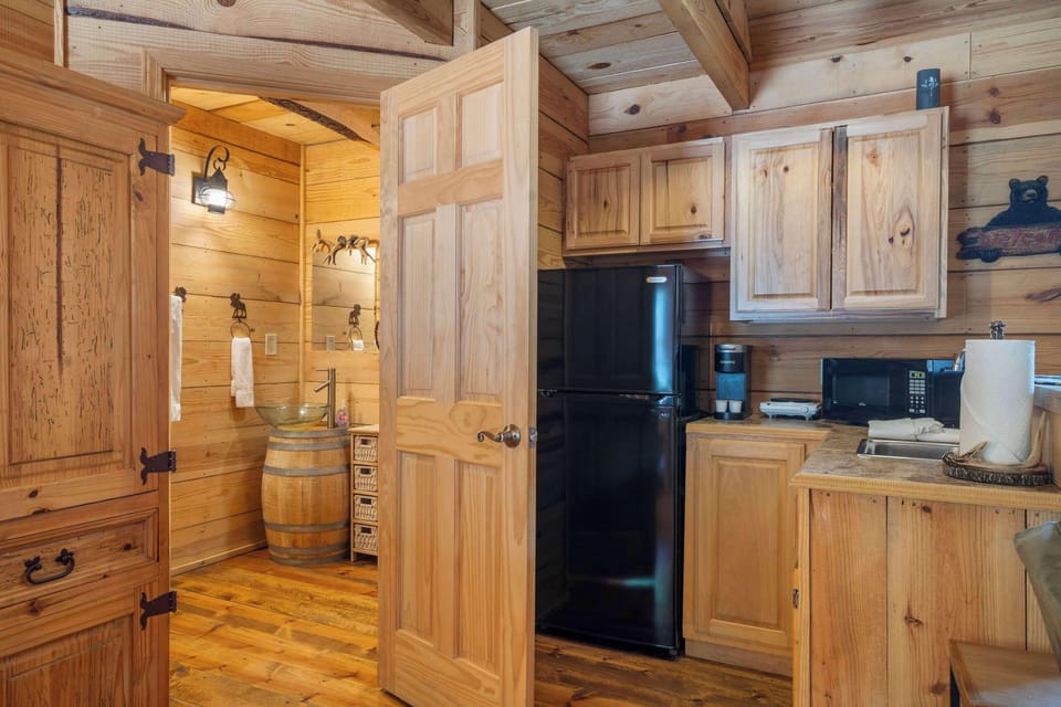 Cabin, 1 Queen Bed with Sofa bed, Hot Tub, Mountain View (Antlers Lodge) | Private kitchen | Fridge, microwave, coffee/tea maker
