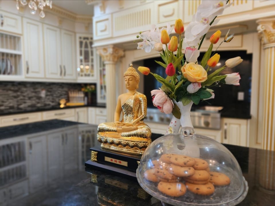 Royal Suite, 1 King Bed, Microwave, Executive Level | Private kitchen | Full-size fridge, microwave, stovetop, cookware/dishes/utensils