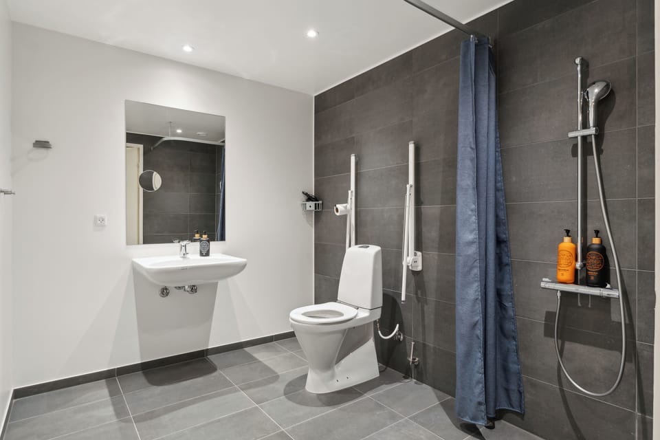 Economy Quadruple Room | Bathroom | Shower, hair dryer, towels