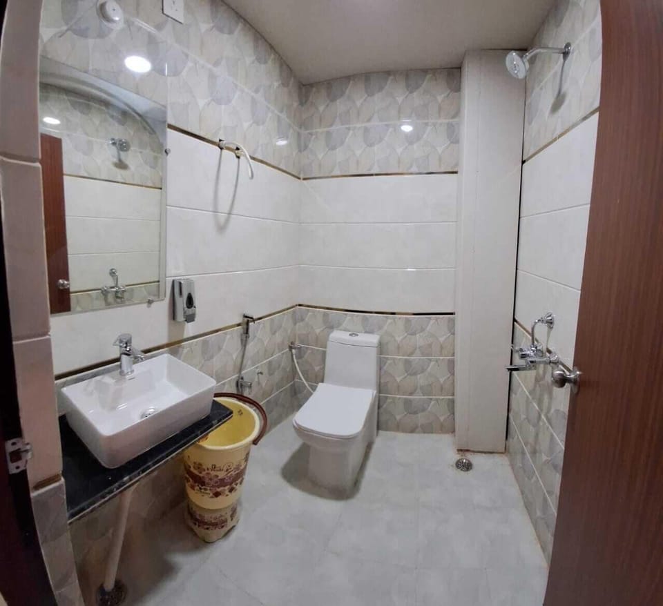 Deluxe Double Room | Bathroom | Free toiletries, towels, soap, shampoo