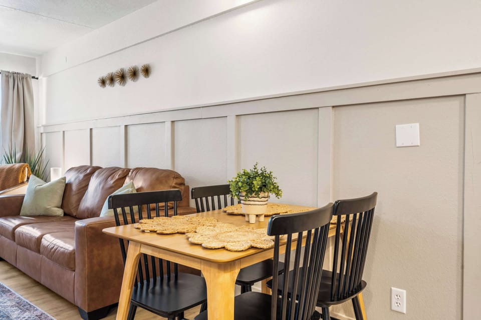 Condo, 1 King Bed, Kitchen (Poolside Near the Landing) | Dining