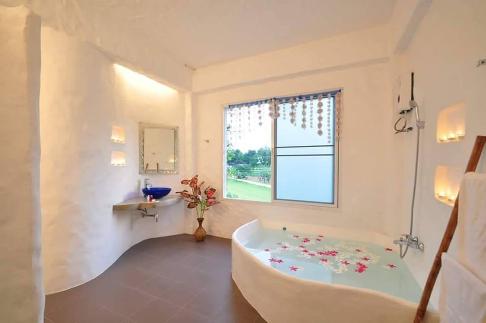 Suite, Balcony | Bathroom | Hair dryer, towels, soap, shampoo