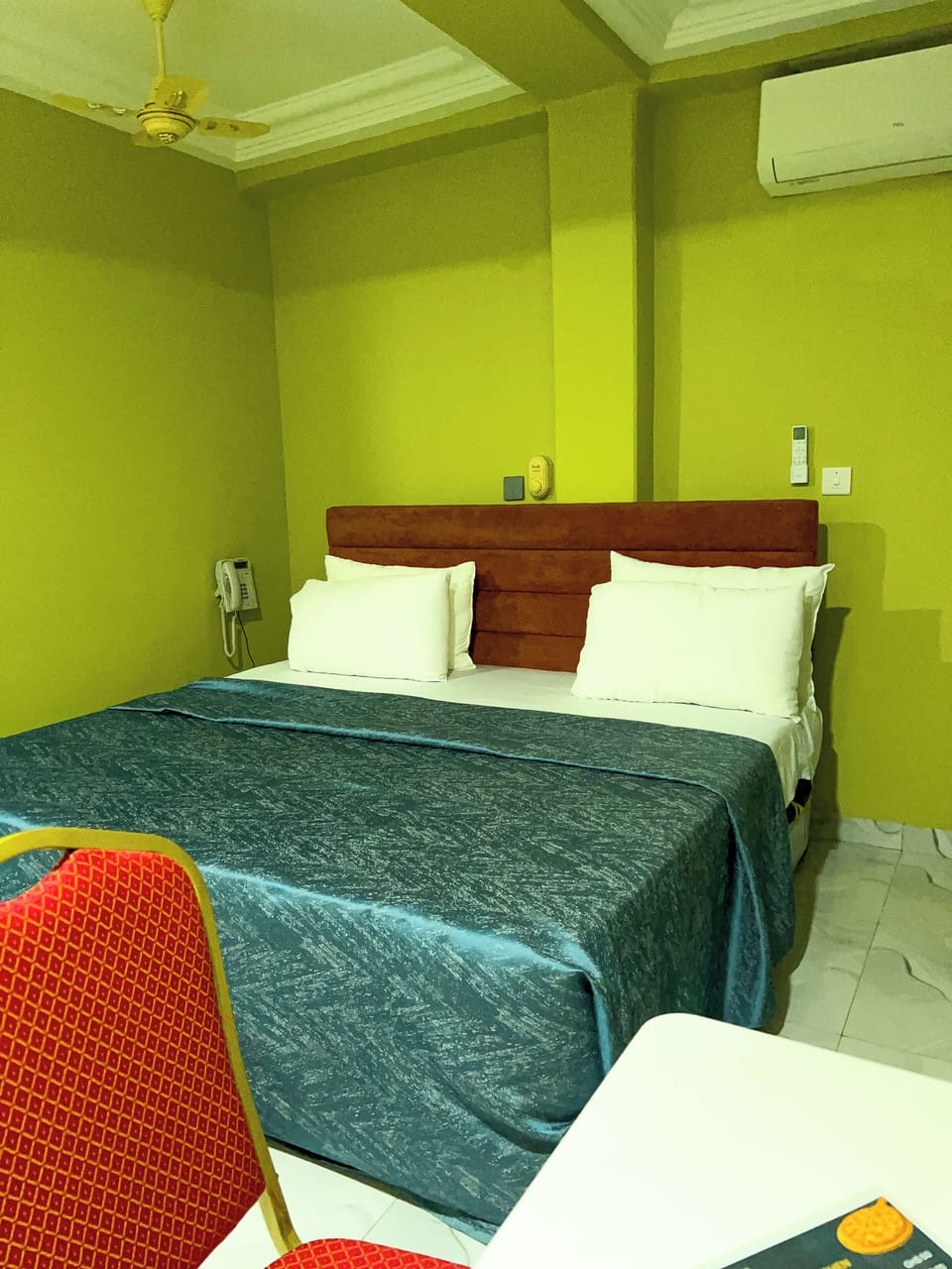 Deluxe Studio, 1 King Bed | In-room safe, desk, laptop workspace, iron/ironing board (on request)